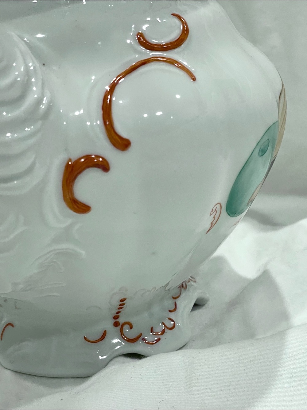 White Porcelain Teapot w Seashell Design | Japanese Kakiemon Style Scrollwork - Picture 11 of 15